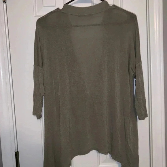 Green Blouse - Picture 4 of 4